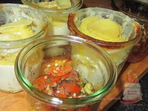 Kartoffelgratin und Tomaten im Glas